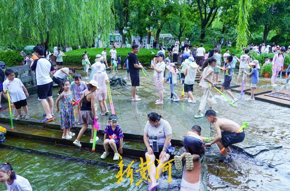 8月4日，泉城济南持续经受高温“烤”验。炎炎烈日下，五龙潭公园凭借得天独厚的泉水