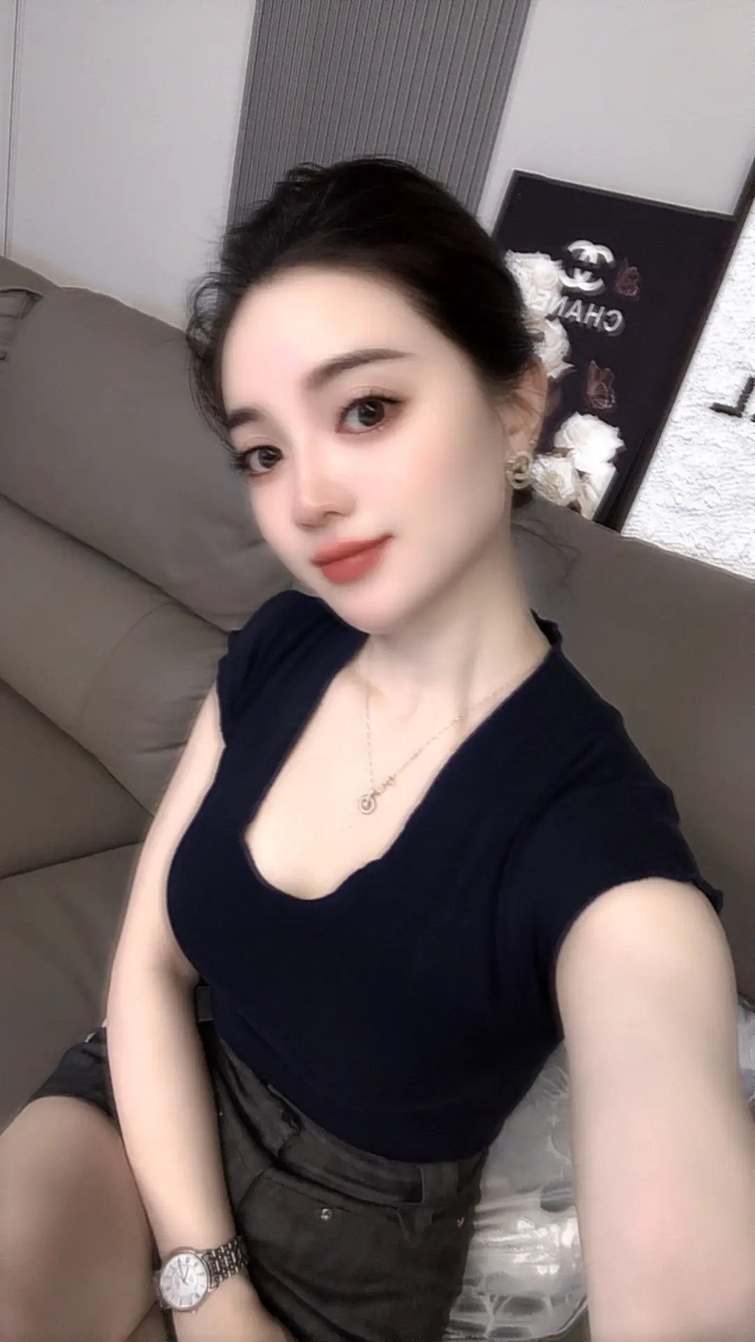 别问我为什么这么拼命赚钱，因为我不能像其他女孩子一样，不上班也有人养...