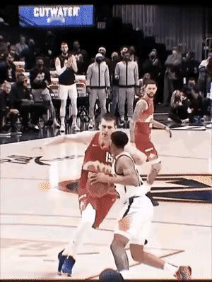 约基奇有仇必报，是条汉子[赞]～～～斯拉夫人不是善茬，人不狠站不稳。

善茬？他