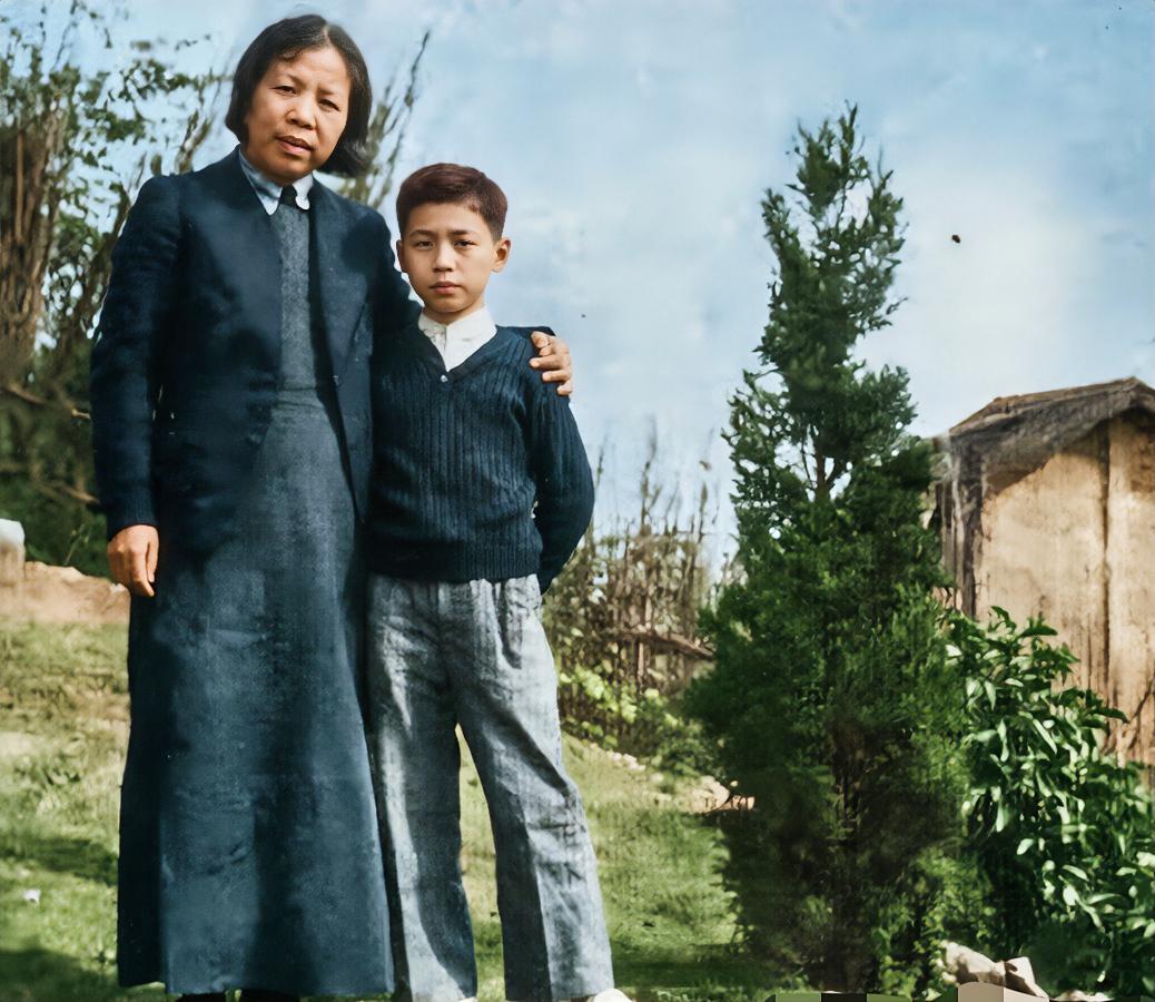 1940年，李鹏和邓颖超在重庆的合影，那年他12岁，称呼“邓妈妈