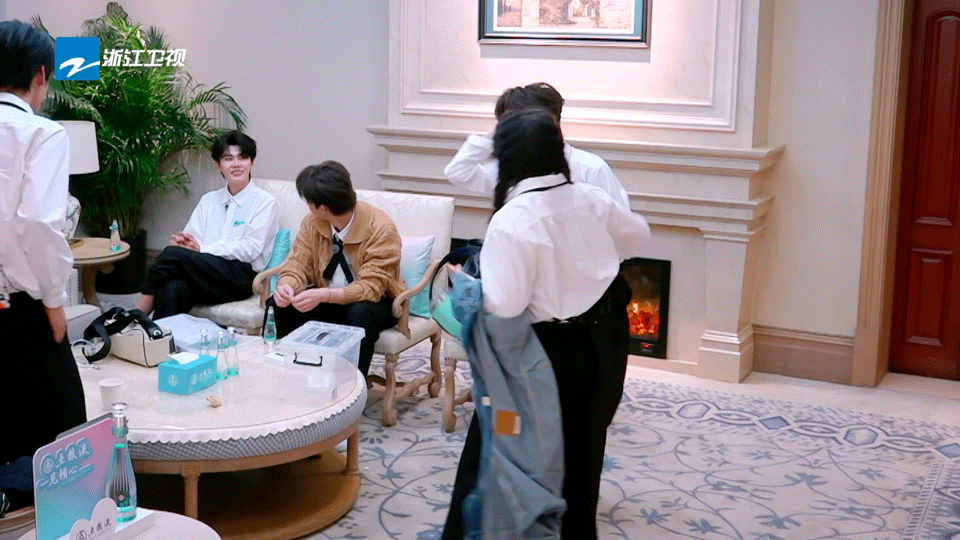 井胧谢依霖发酒癫谁懂！井胧谢依霖妥妥综艺活宝，没有一点明星架子，随性放飞的模样笑