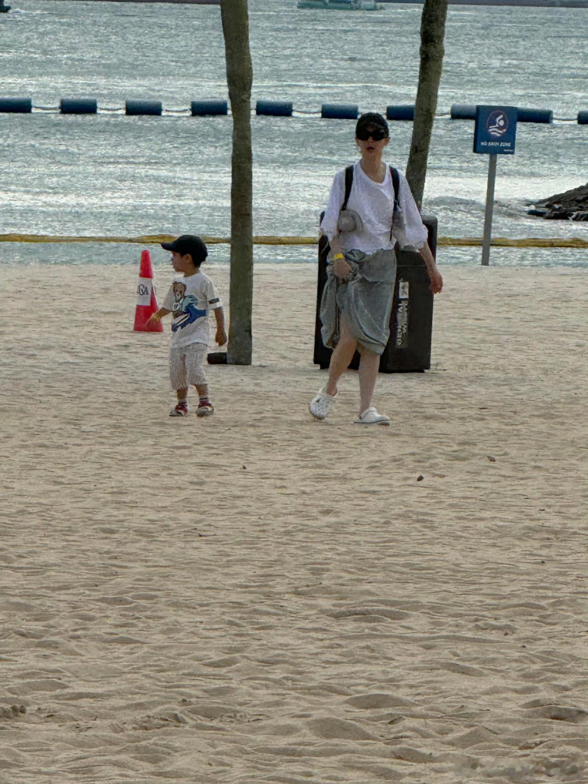 戚薇李承铉带孩子去新加坡度假了，感觉氛围很好啊，转眼Lucky都这么大了，小儿子