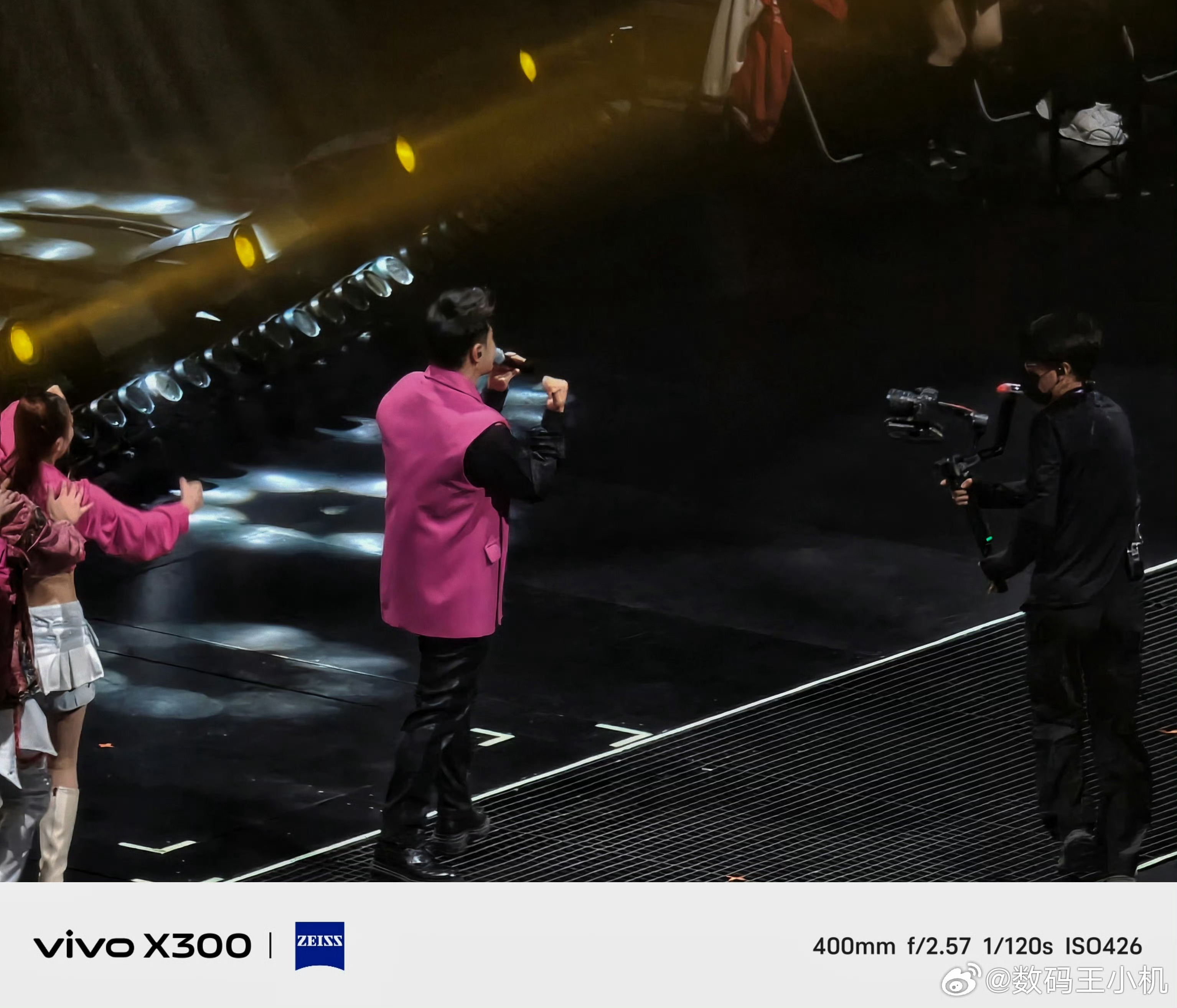 我的手机镜头开了外挂为了试试长焦的魅力，去看的演唱会特意选了山顶位置，搭配手机自