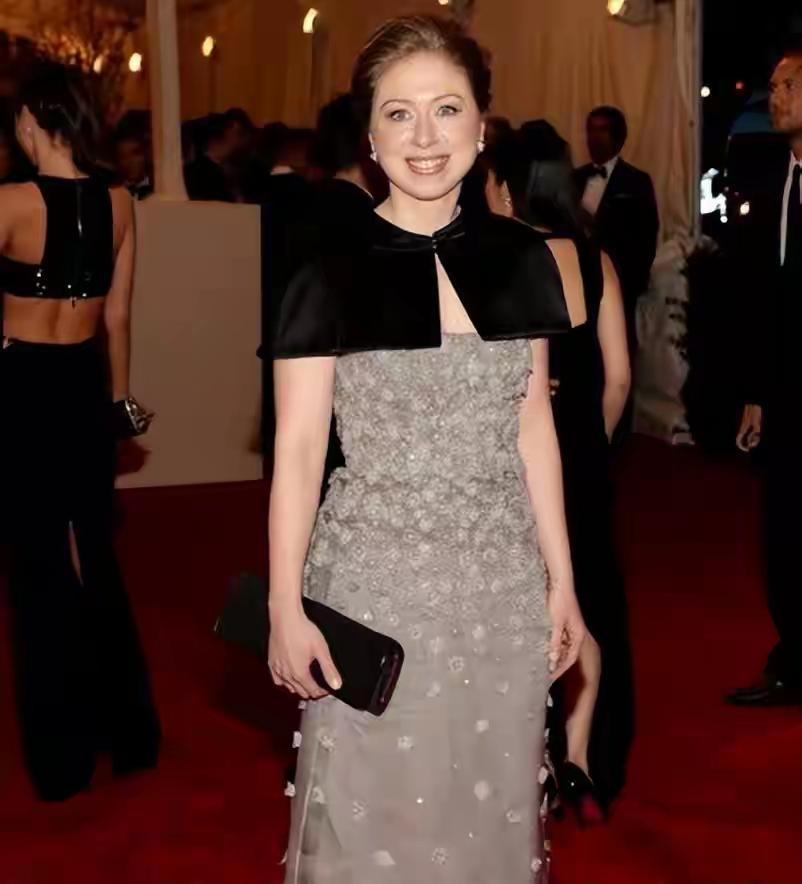 希拉里的女儿切尔西微微一笑挺淑女的，但她大笑就不好看，比起伊万卡她颜值逊色不少。