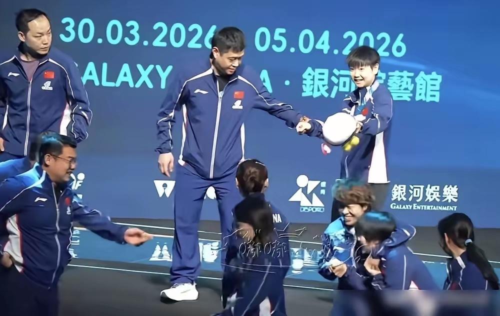 coco ：莎莎，慢点走，注意台阶。
莎：嗯，知道了师傅。

coco：祝贺你，