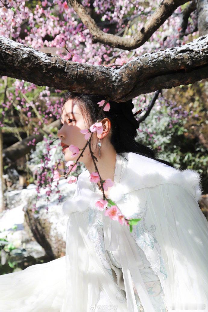 #陈都灵毛球披风#陈都灵毛球披风好有气质，好有神性，身着雪衣，恰逢春日花开，好有