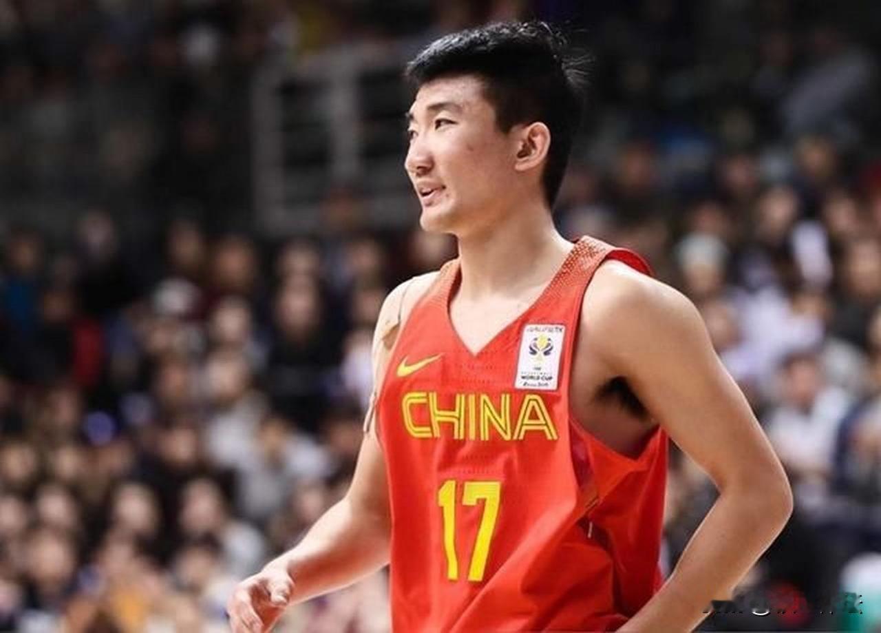 孙铭徽是CBA赛场上最喜欢跟裁判理论的球员，没有之一。
可是在国际赛场呢？上届亚
