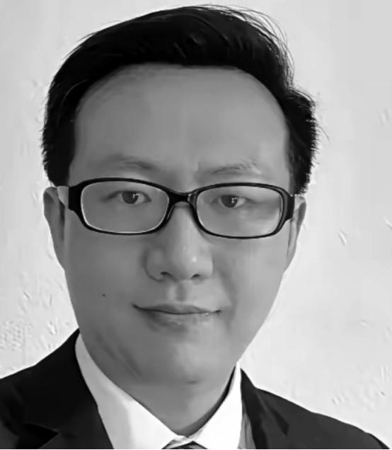 2022年，李旭明嫌楼上太吵，作为化学博士，他不动嘴，改拿针管，从门缝往阿卜杜拉