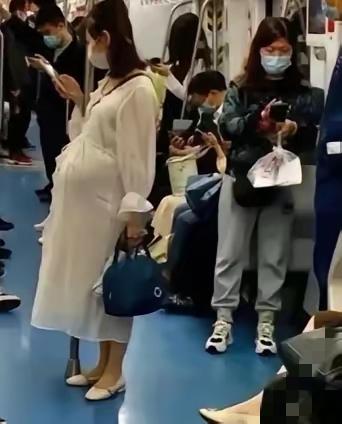 上海9号线这幕太戳心！孕妈站5站无人让座蹲地，众人以为要生，她一句话却让全车厢脸