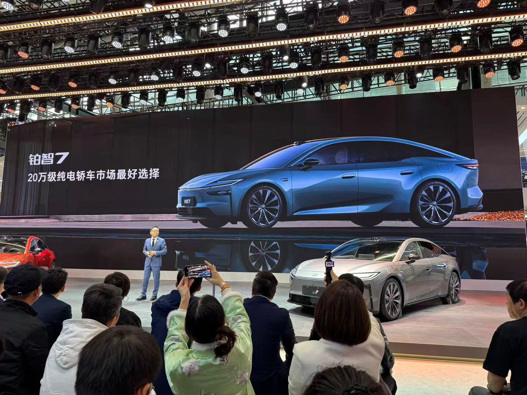 广汽丰田在广州车展发布了全新的铂智7，新车搭载了鸿蒙5.0智能座舱并接入了小米生