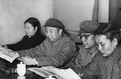 1971年元旦，华国锋组织中共湖南省委常委学习两报一刊新年社论