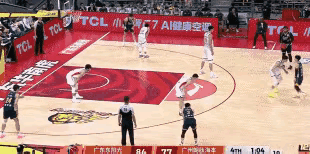 徐昕，突然不灵了！实说实说，徐昕进步不小，尤其是场上数据进步很大。但是，本身自己