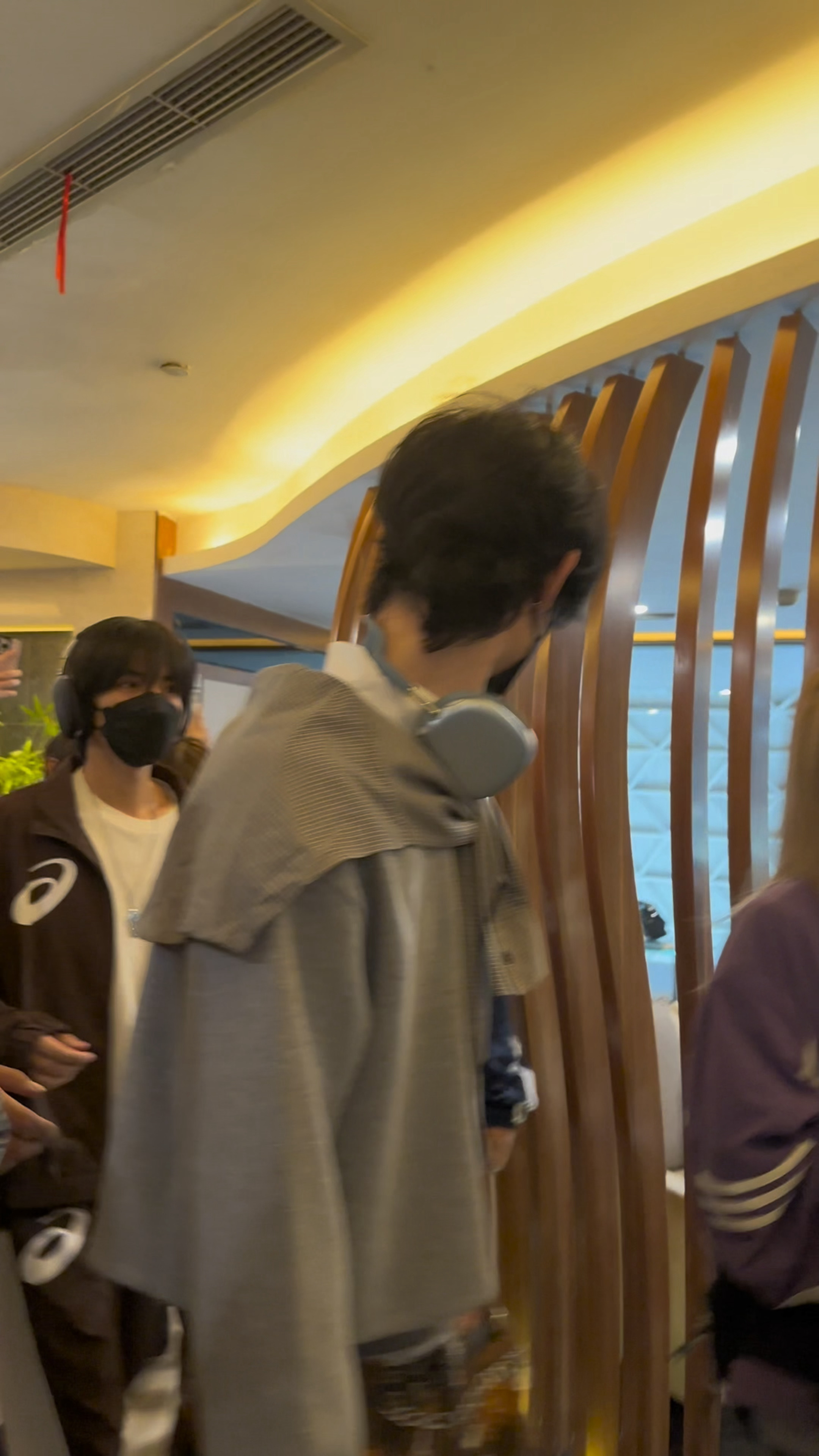 天定良元[超话]  父神就这样大旋转回头看媛媛啊啊啊啊 ​​​