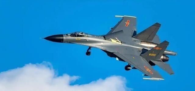 美国飞行员发现一个百思不得其解的怪象，每次中国战机伴飞，既不是歼16、也不是歼2
