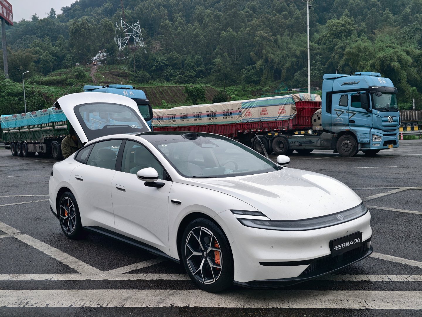 今天开长安启源A06跑趟贵州…还真是第一次开这个车有一说一，长安旗下品牌的颜值，