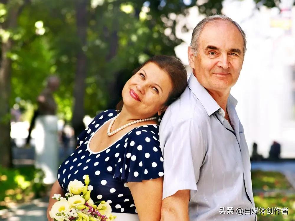 第一批丁克夫妻的晚年真相，戳碎多少人的幻想
 
当首批选择丁克的夫妻走到中晚年，