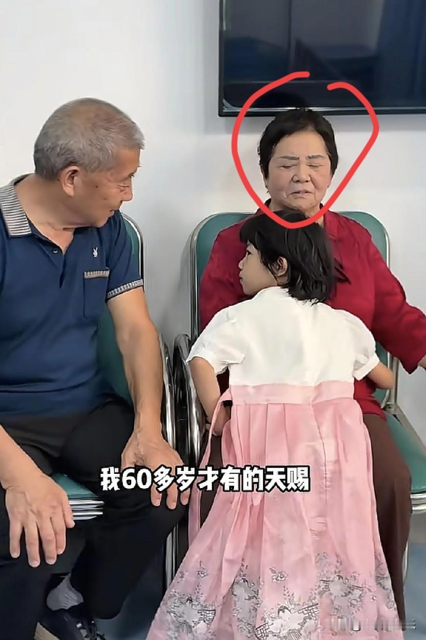 我敢说天赐妈妈根本不爱她，
不信你看图1看天赐的眼神，一脸嫌弃。

再看看图2和