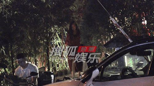 #杨幂[超话]# 姐的生活我的梦！最近杨幂被拍到和朋友聚餐，私服穿搭低调，整个人