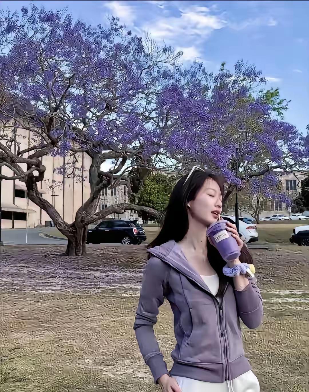 画个圈！冯琳蓝花楹下官宣恋情
国庆假期，
冯琳在澳洲旅行的一张剪影照，
引发大家