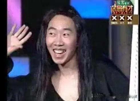 为什么很多人说杨迪是马桶边的小丑？
这货本来就是个跳梁小丑，不仅仅人丑，还喜欢扮