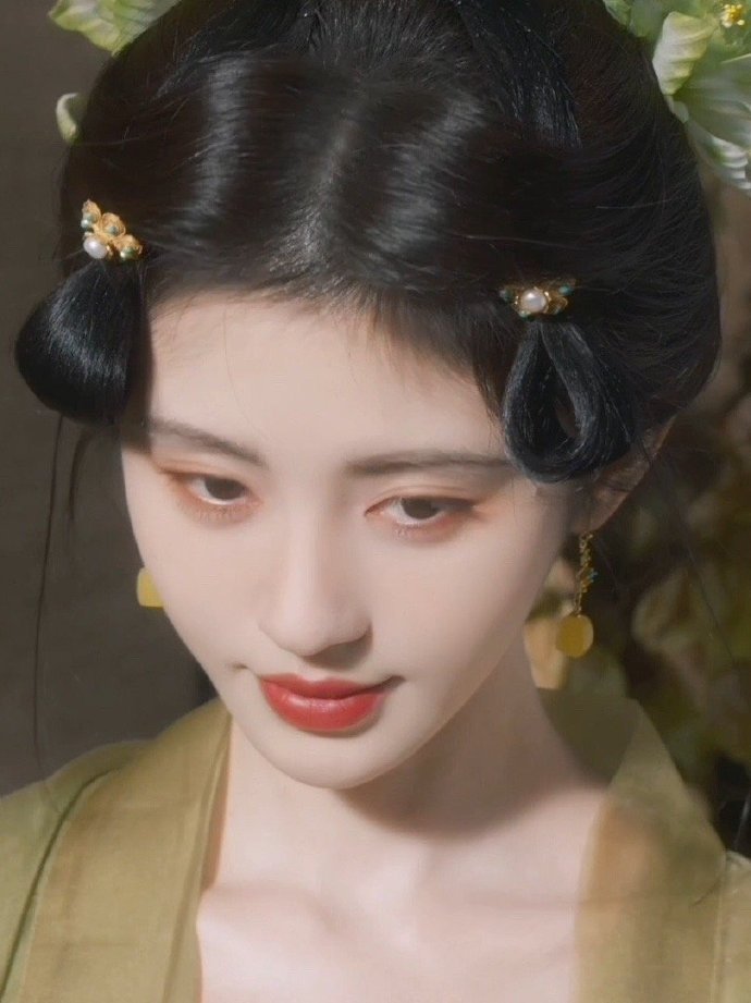 又被米米嘟小鞠给迷晕啦，怎么有人怼脸拍都美成这样呀[憧憬]，好爱小鞠这朵多才多艺