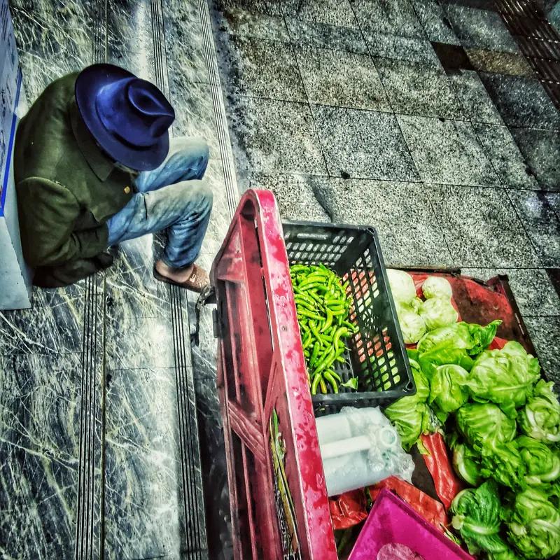 最近看到个有意思的话题：再过100年，社会还会有穷人吗？有人觉得科技发达了，物质