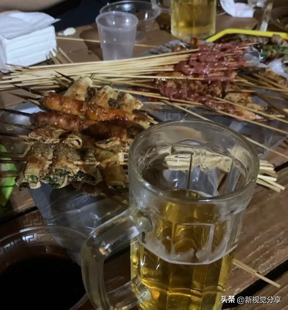 我发小上个月管我借了两千块钱。

我当时还愣了一下。说你一个月八千多，老婆也挣钱