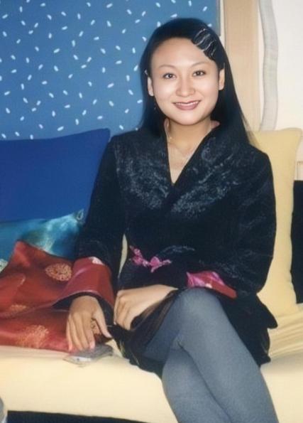 2015年，前央视主持人曹晴，辞掉工作、注销国籍，远嫁美国，怎料，婚后被丈夫没收