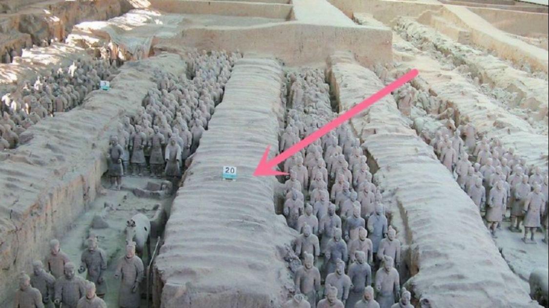 兵马俑之间的厚厚土墙，90%游客都误以为只是普通隔断，真实用处远不止于此。它是秦