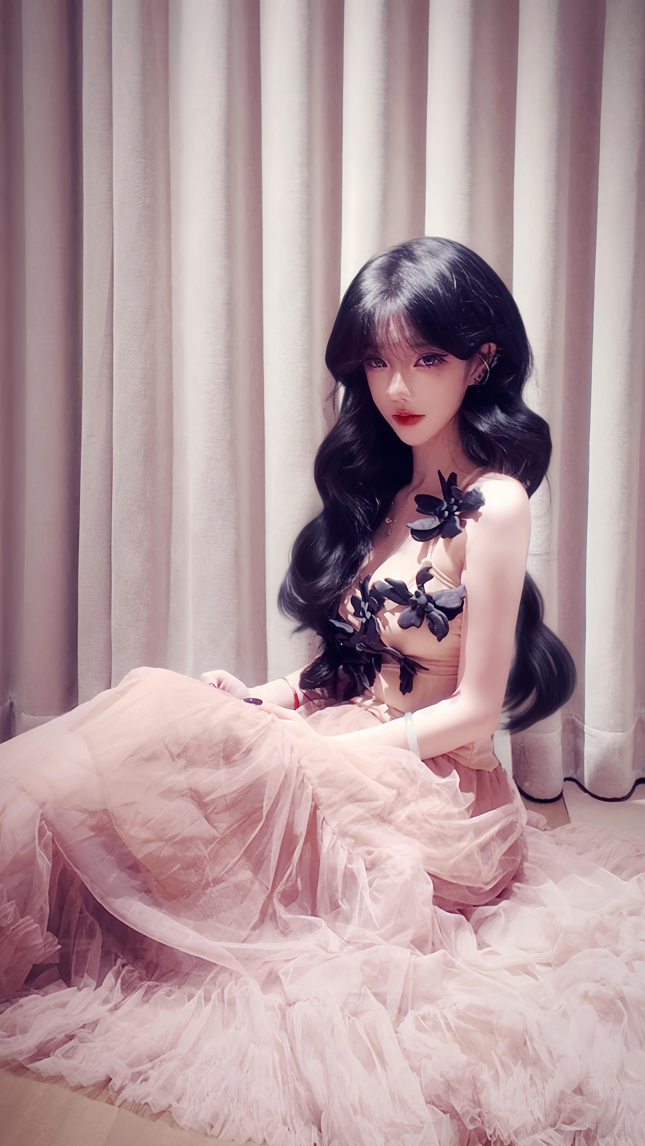 三年前 你想要成为卷着大波浪的漂亮大姐姐 羡慕画着出挑的眼线 抹着艳丽...