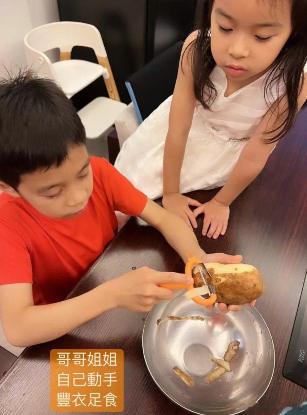郭晶晶分享家庭温馨照，霍启刚陪孩子看电视，孩子们独立吃饭，全家一起玩卡牌游戏，还
