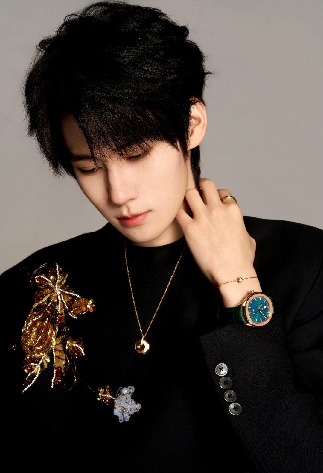 好贵气的张真源，这波与PIAGET伯爵的合作时尚表现力拉满，奢牌都吻上来好嘛～多