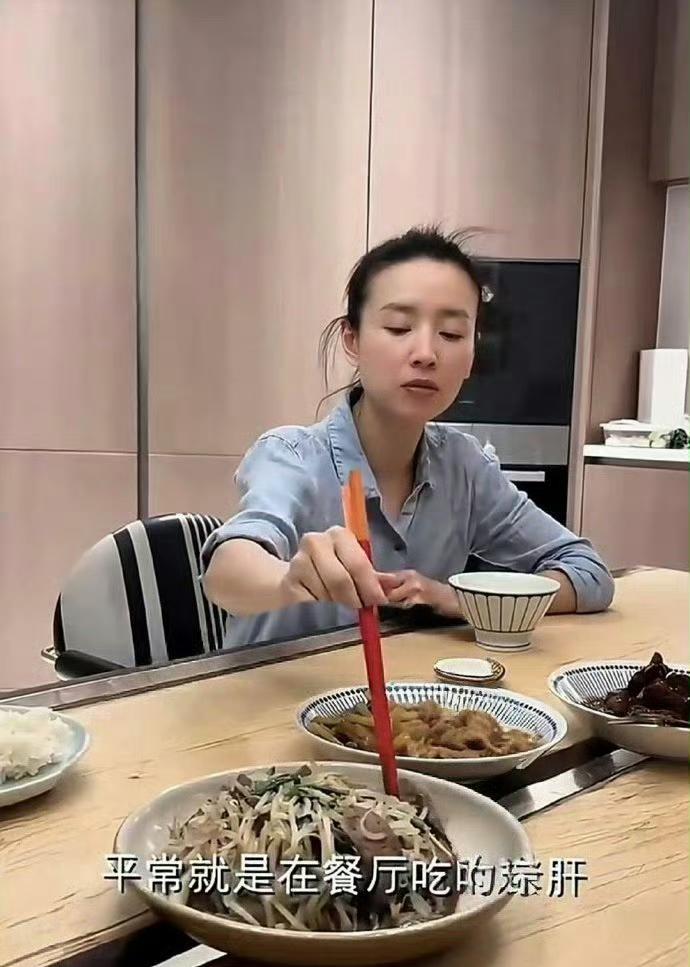 看到董洁家餐桌中间那条缝，倒让我想起咱们老姐妹平时聊的家常。

这设计初看稀奇，