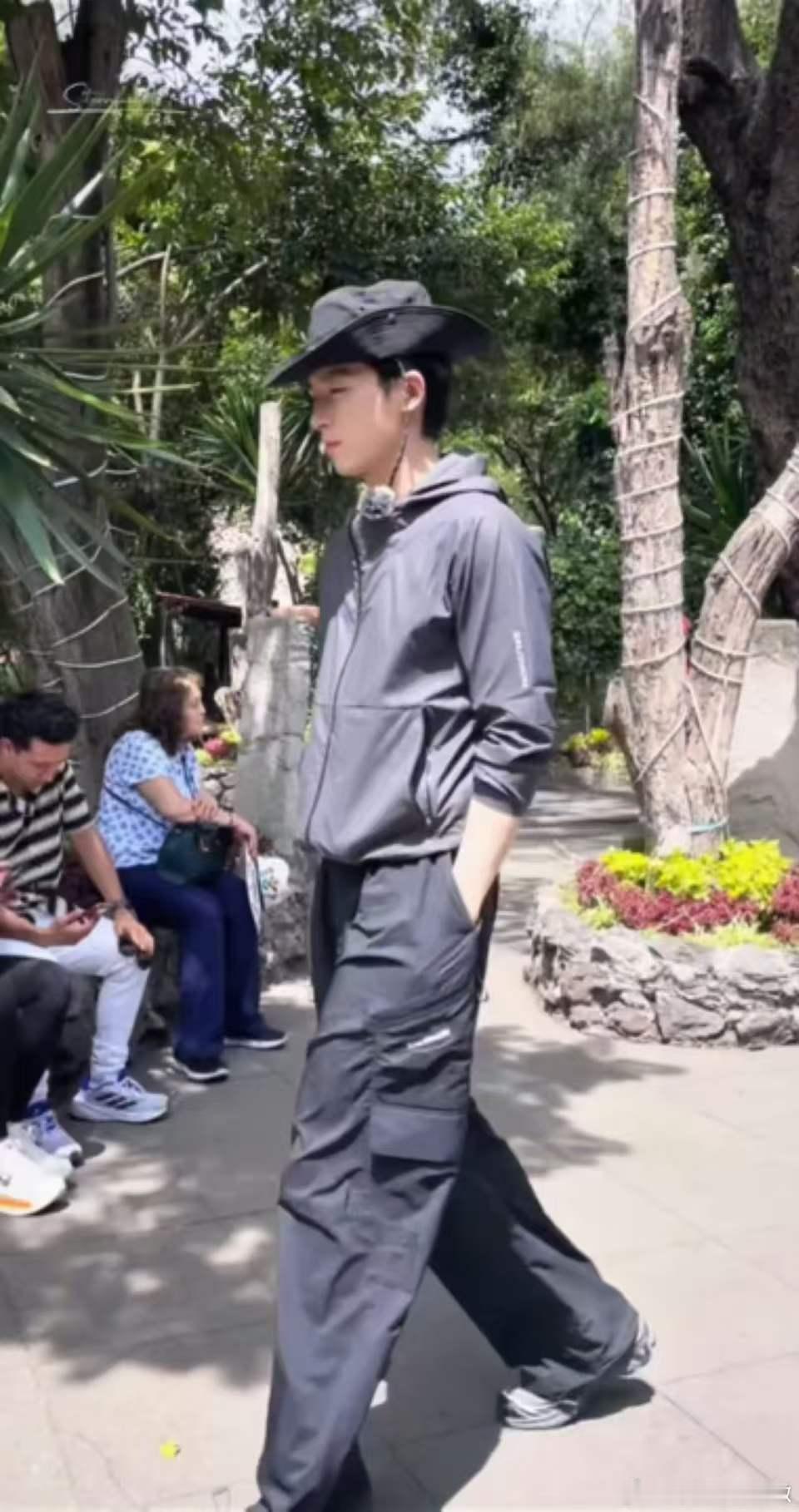 王星越花少8墨西哥新路透太惊喜啦王星越冲锋衣穿出潮男感王星越花少8新路透冲锋衣穿