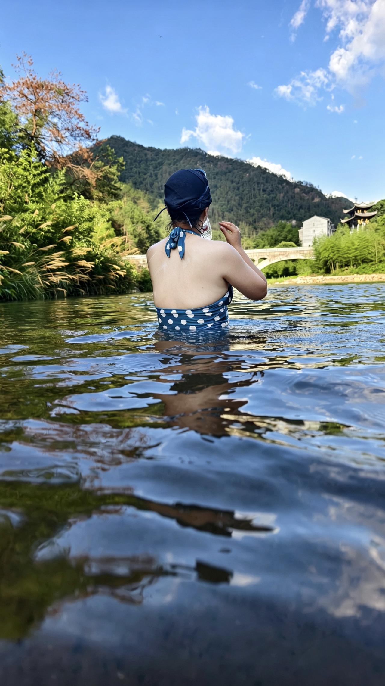跟丈夫去山里游泳，四周荒无人烟，我们找到一个特别清澈的水潭，然后脱掉衣物，直接钻
