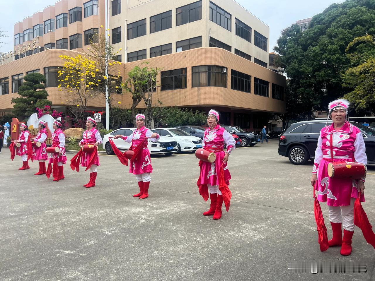 今天老年大学开学了，退休五年，60岁了才挤进老年大学的课堂。

电子琴班学起来，