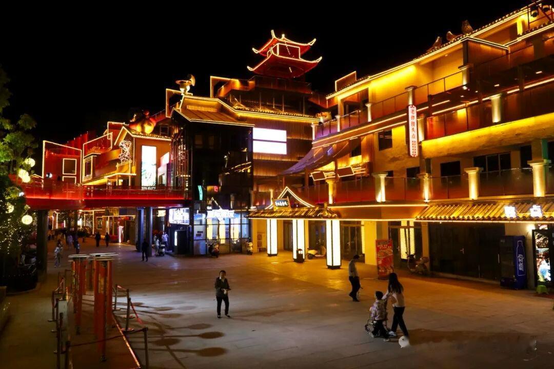 夜游郧西老街，灯火温柔古今

暮色漫过郧西老街，暖灯次第亮起，青石板路映着温柔光