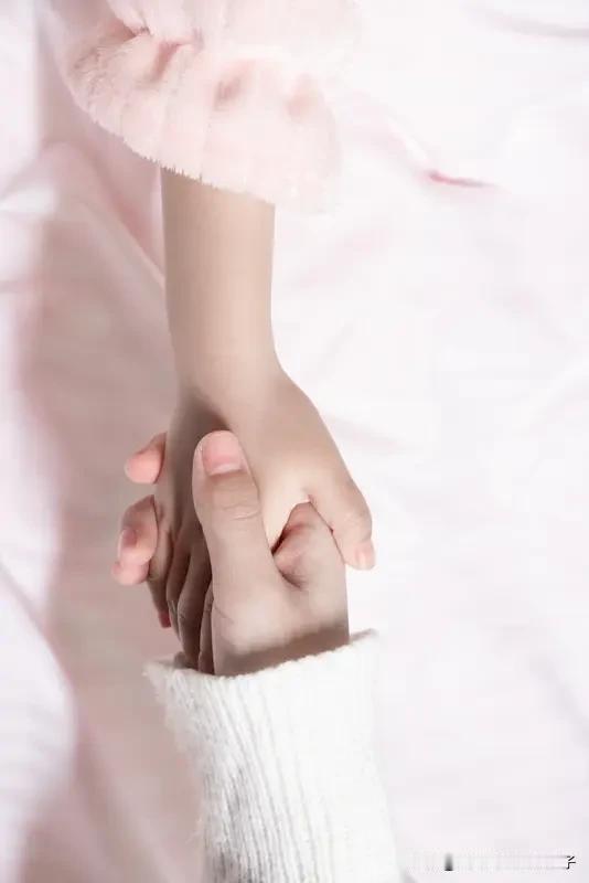 对联可是咱中华文化的瑰宝，“手拉手同甘共苦”这上联，透着股齐心协力的劲儿。我琢磨