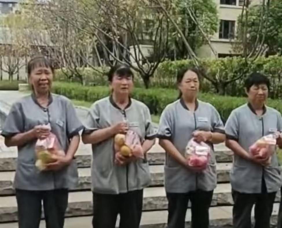 这物业公司也太小气了吧？发给保洁大姐们的中秋福利物资，拍完照之后就又被收回去了！