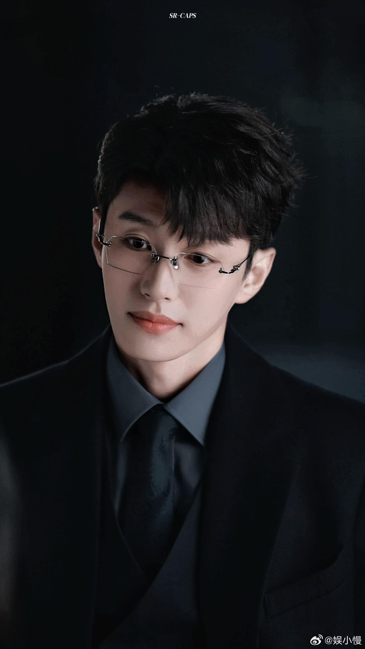 在代旭新综看到裴轸番外篇代旭《风华合伙人》里送客人的样子：微笑、握手、鞠躬、插兜