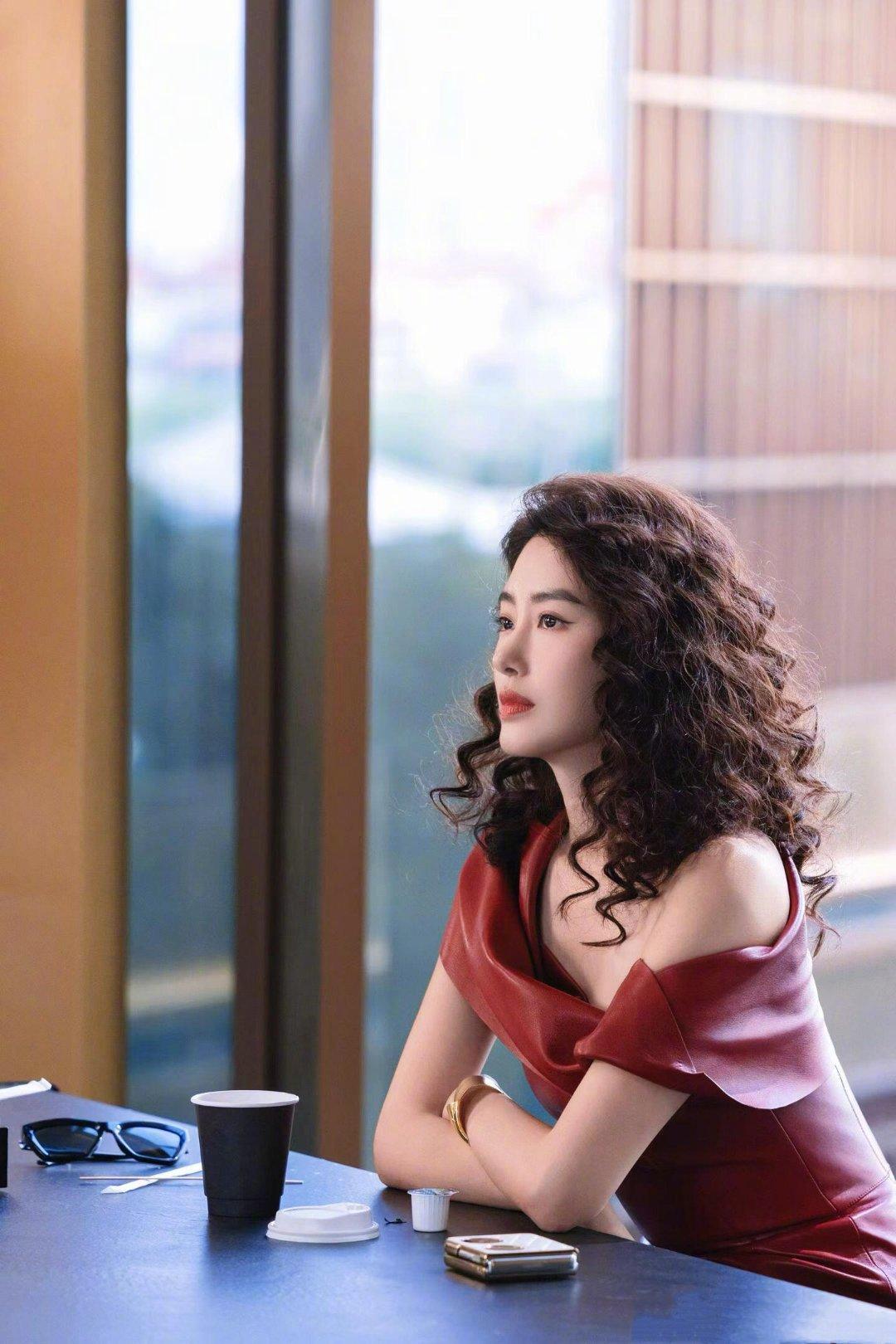 杨采钰演我闺蜜 杨采钰在《爱情没有神话》里的周媚造型！酒红斜肩皮裙配羊毛卷，又美