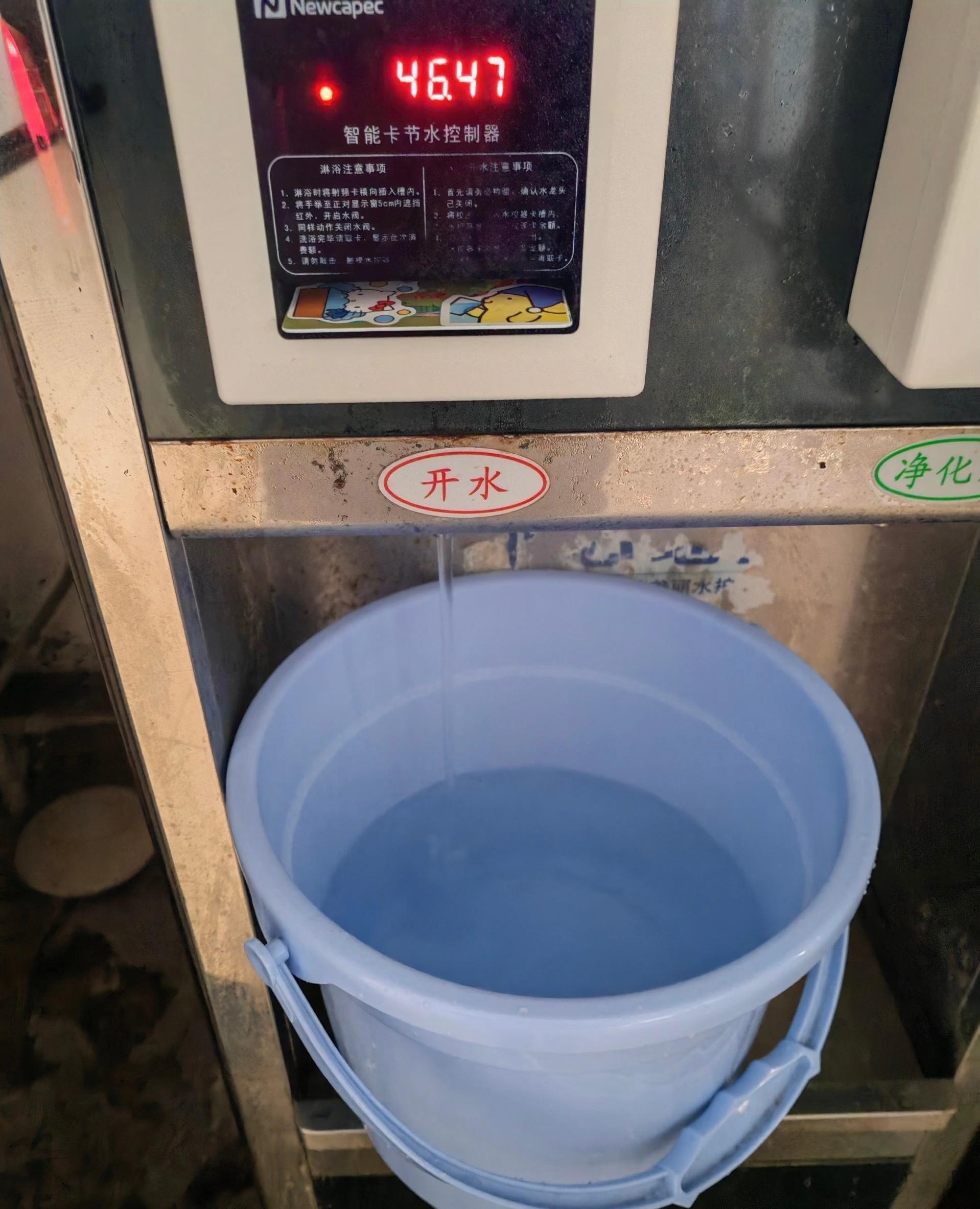校园饮水机一碗泡面热水比泡面还贵接一碗泡面的热水扣了近六块钱，水钱反倒贵过泡面，