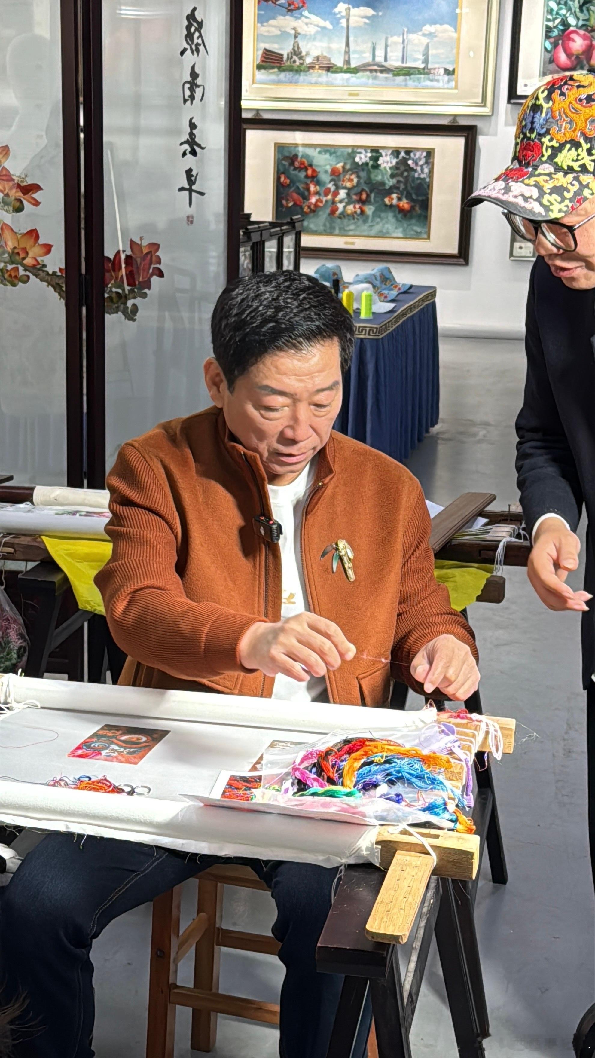 起猛了，看见魏总来广东学刺绣了！细腻这广州车展真不白来啊～长城汽车文化IP深化之