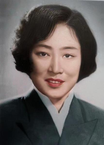 秦腔女演员孟遏云有个怪癖，从来不在公共浴室洗澡，衣服总是裹得严严实实。旁人取笑她