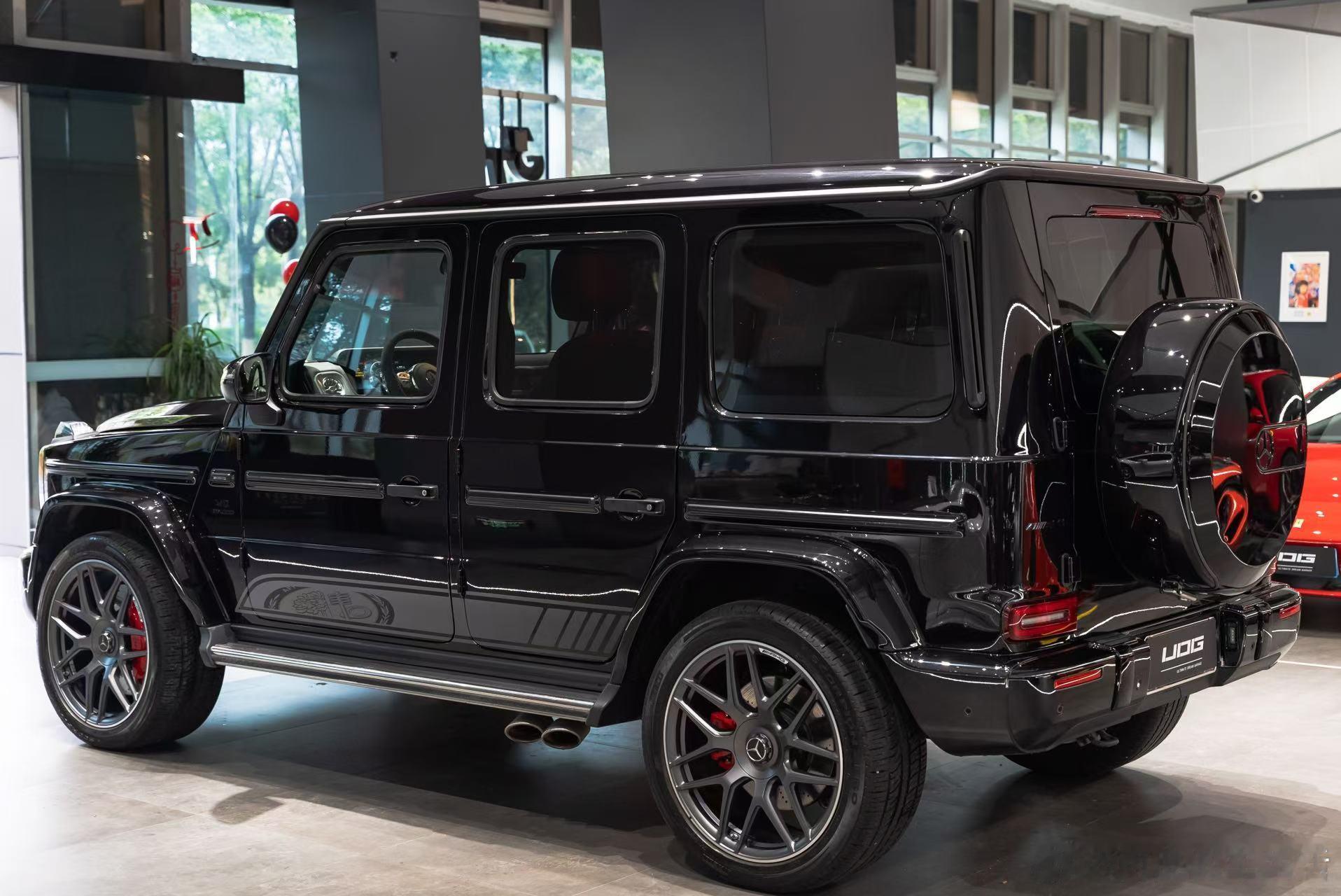 上新台55周年纪念版的G63，满配车型 黑红配色，23年上牌，跑了四万公里，公里