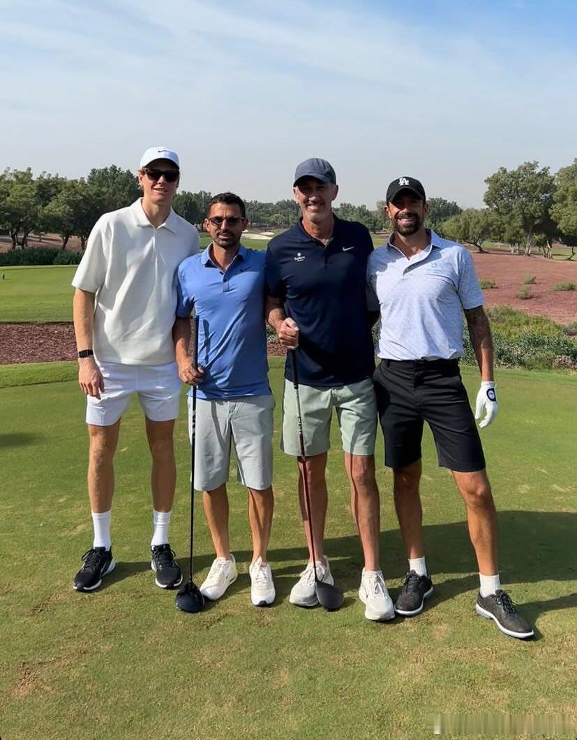辛纳在迪拜打高尔夫🏌️辛纳和他的双教练在迪拜享受高尔夫时光网球talking大