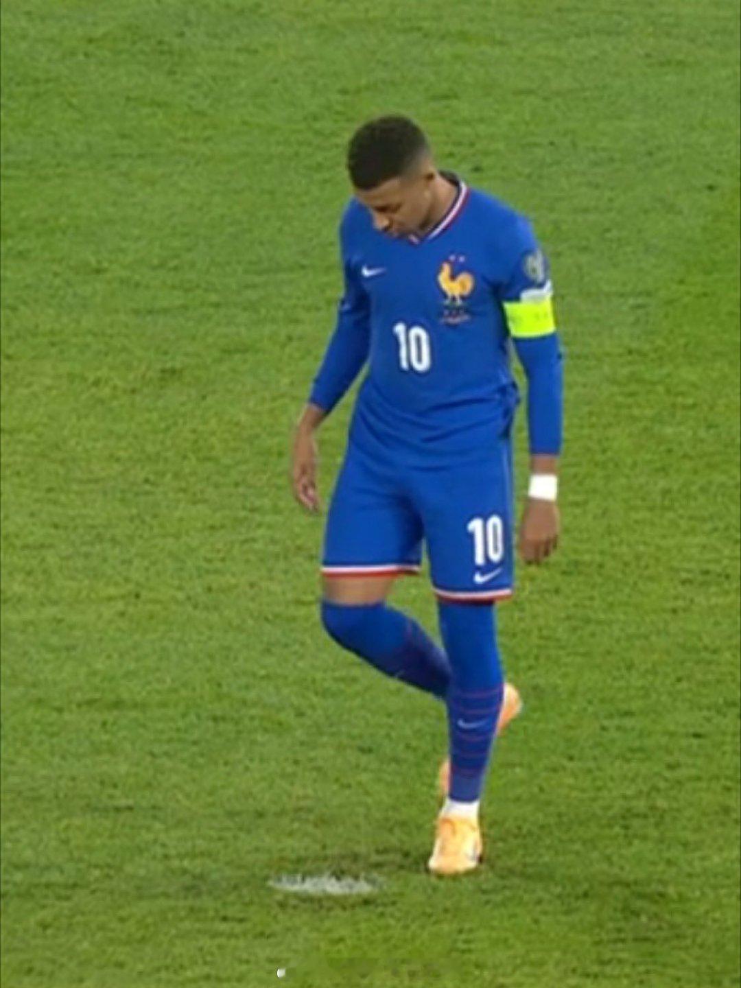 “这是个老鼠般的小动作🐀……我得低调一阵子了……” 😭🤣在裁判观看 VAR