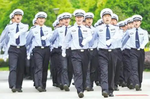 “实在不行，就去当辅警吧！”！

最近，网上经常有人拿这句话调侃那些找不到工作的