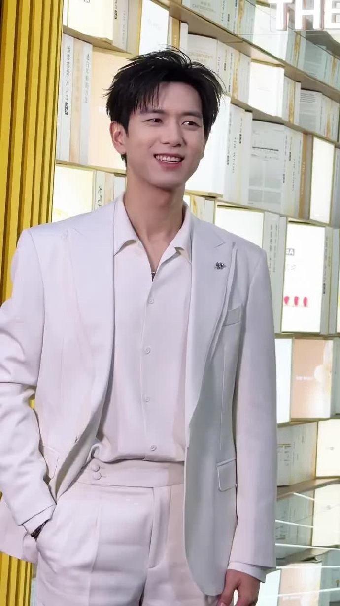 李现白西装矜贵公子李现白西装红底鞋李现白西装红底鞋，李现白西装矜贵公子，谁懂这个