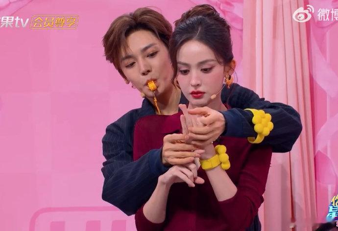 娜扎娜扎猜词全靠题海战术你好星期六 背后抱心有灵犀环节，娜扎猜词不靠默契靠题海，